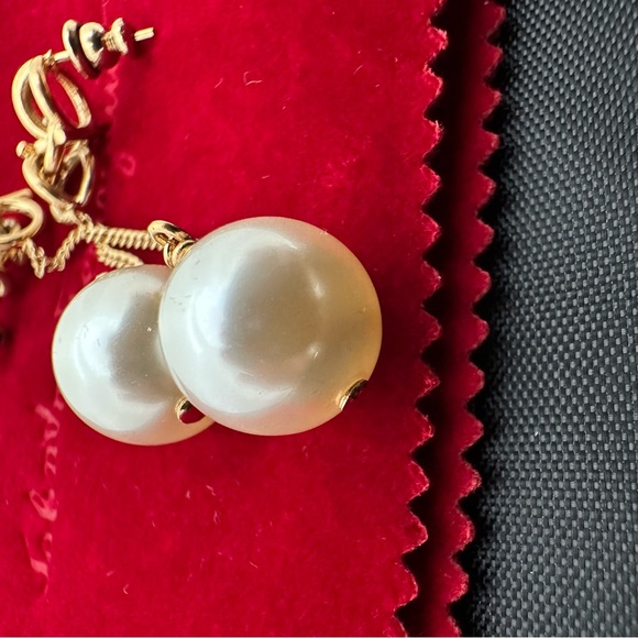 Salvatore Ferragamo Gancini Chain Drop Earrings With Pearl In Gold NEW IN BOX - Picture 7 of 15